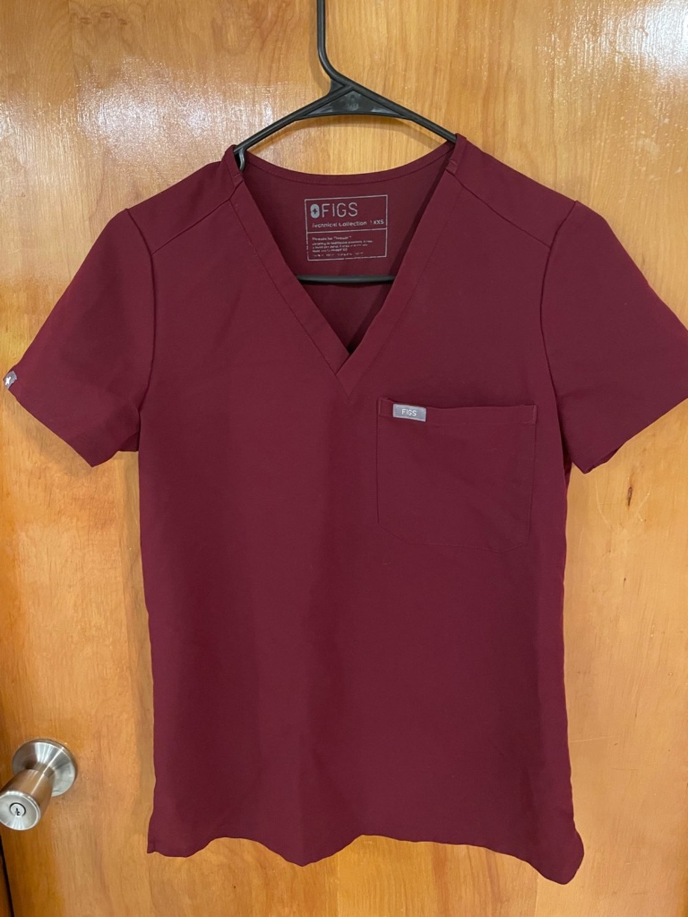 Figs Catarina One-Pocket Scrub Top in Burgundy - Picture 3 of 6